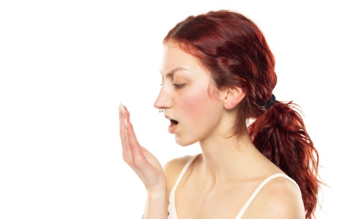 ลมหายใจเหม็น กลิ่นปากเรื้อรัง สัญญาณเตือนของโรคทางเดินอาหาร