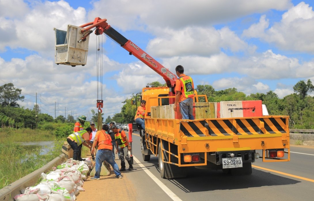 อุบลราชธานี, ศรีสะเกษ ยังวิกฤต! กรมทางหลวงร่วมกับท่าอากาศยานนานาชาติอุบลราชธานีและมูลนิธิร่วมกตัญญู จัดเตรียมกระสอบทรายเสริมแนวป้องกันน้ำ