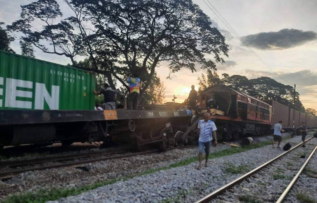 การรถไฟฯ แจ้งเหตุขบวนรถสินค้าที่ 725 ชนกับขบวนรถพ่วงที่จอดอยู่ในย่านสถานีสระโกสินารายณ์ จังหวัดราชบุรี