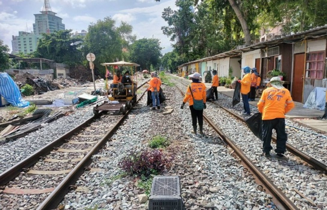 การรถไฟฯ ระดมทีมลงพื้นที่ “ที่หยุดรถไฟพญาไท” เก็บขยะทำความสะอาด