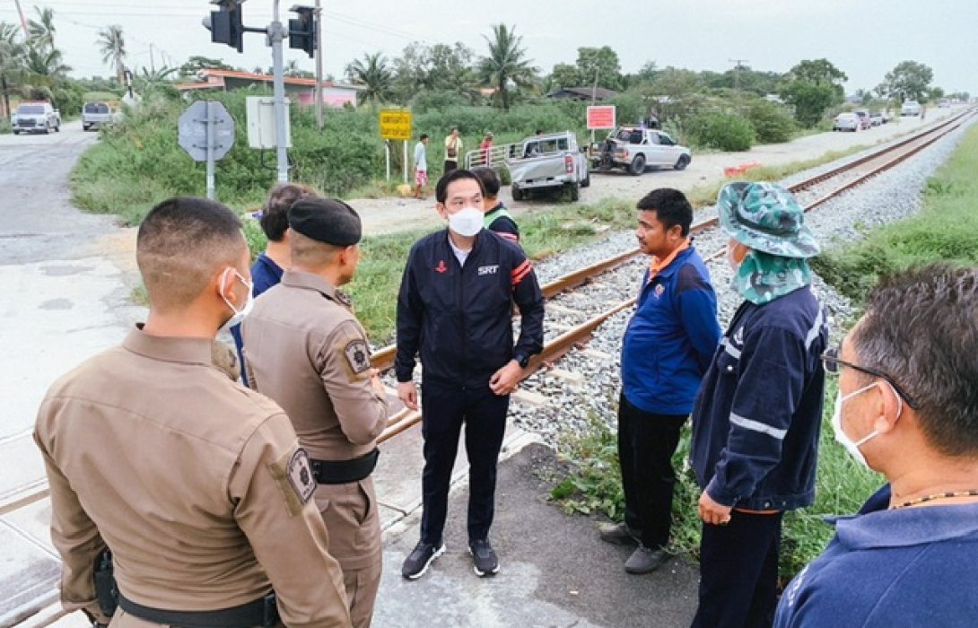 ผู้ว่ารถไฟฯ ลงพื้นที่เกิดเหตุขบวนรถสินค้าคอนเทนเนอร์ ชนกับรถยนต์กระบะขนคนงานลากปลา วิ่งฝ่าสัญญาณเตือน บริเวณที่หยุดรถคลองอุดมชลจร จังหวัดฉะเชิงเทรา