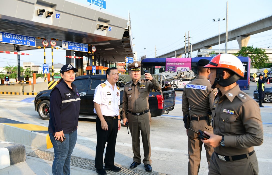 ผู้ว่าการ กทพ. ลงพื้นที่สังเกตุการณ์สภาพการจราจร และเปิดทางเบี่ยงชั่วคราวเข้าด่านฯ ดาวคะนอง 