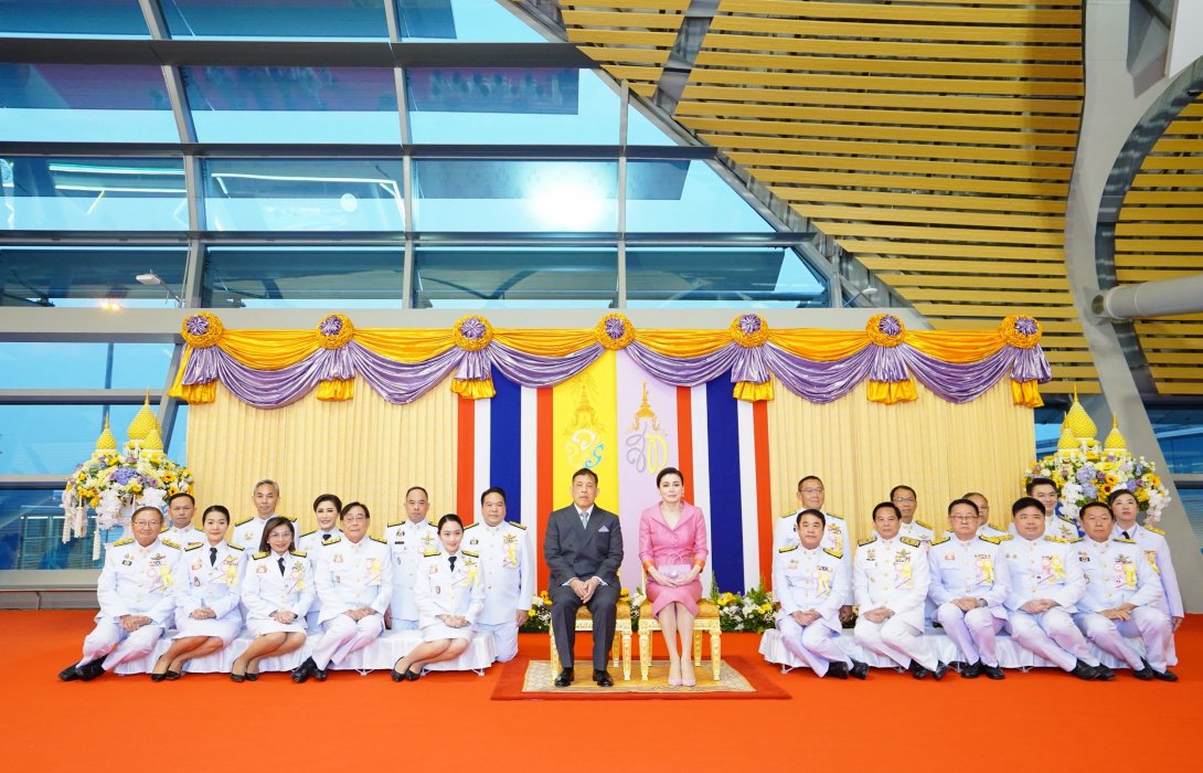 พระบาทสมเด็จพระเจ้าอยู่หัว และสมเด็จพระนางเจ้า ฯ พระบรมราชินี เสด็จพระราชดำเนินไปทรงเปิดอาคารเทียบเครื่องบินรองหลังที่ 1 และทางวิ่งเส้นที่ 3 ท่าอากาศยานสุวรรณภูมิ