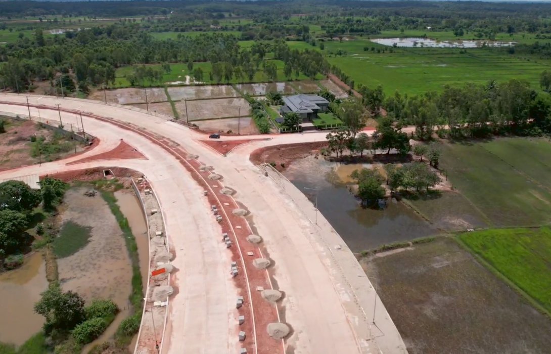 ทช. สร้างถนนสายเชื่อมศูนย์ซ่อมอากาศยาน - ศูนย์กลางการค้าส่งชายแดน จ.นครพนม คืบหน้ากว่า 90% คาดแล้วเสร็จต้นปี 69