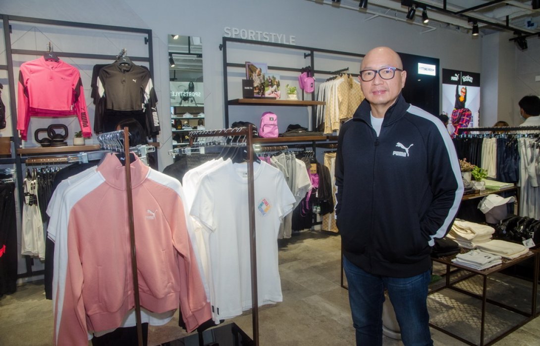 บริษัทแม่ “พูม่า สปอร์ตส” เยอรมัน ตั้งบริษัทปักธงรุกทำตลาดเครื่องแต่งกายกีฬาในไทยเองเต็มคาราเบล ปรับ ภาพลักษณ์แบรนด์สู่ sport style เจาะกลุ่มคนรุ่นใหม่ Gen Z ตั้งเป้า 5 ปี ขยายสาขา 100 สาขา คลุมทั่วไทย
