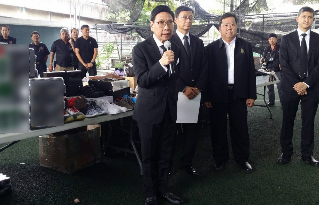 กรมศุลกากร จับกุมสินค้าแบรนด์เนม บุหรี่ สุรา ไวน์ มูลค่ากว่า15 ล้านบาท