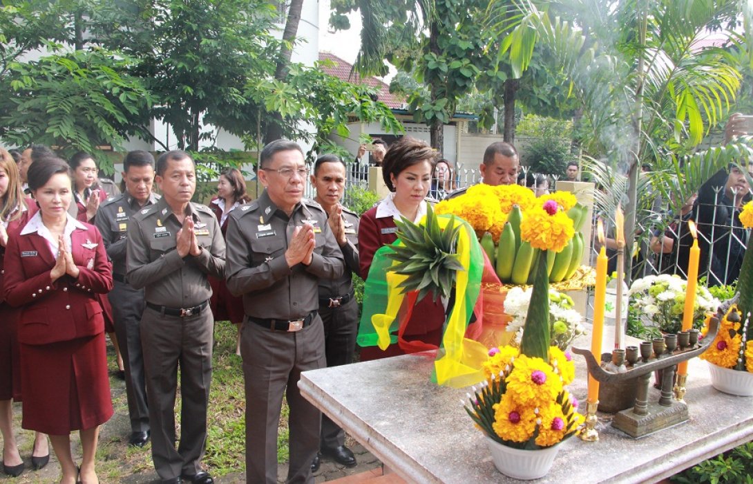 ผบช.น. นำคณะเข้าสักการะสิ่งศักดิ์สิทธิ์เพื่อความป็นศิริมงคล