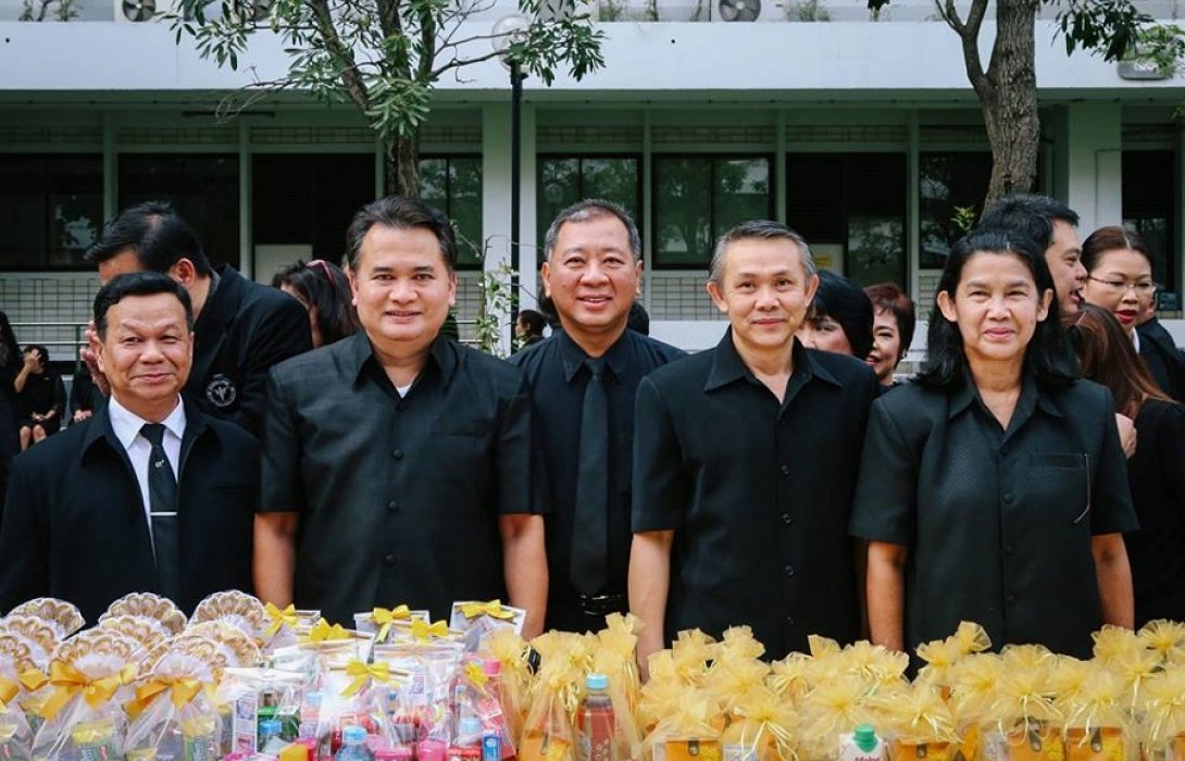อธิบดีกรม สบส.นำบุคลากรร่วมพิธีทำบุญตักบาตร เนื่องในโอกาสครบ 1 ปี แห่งการสวรรคต