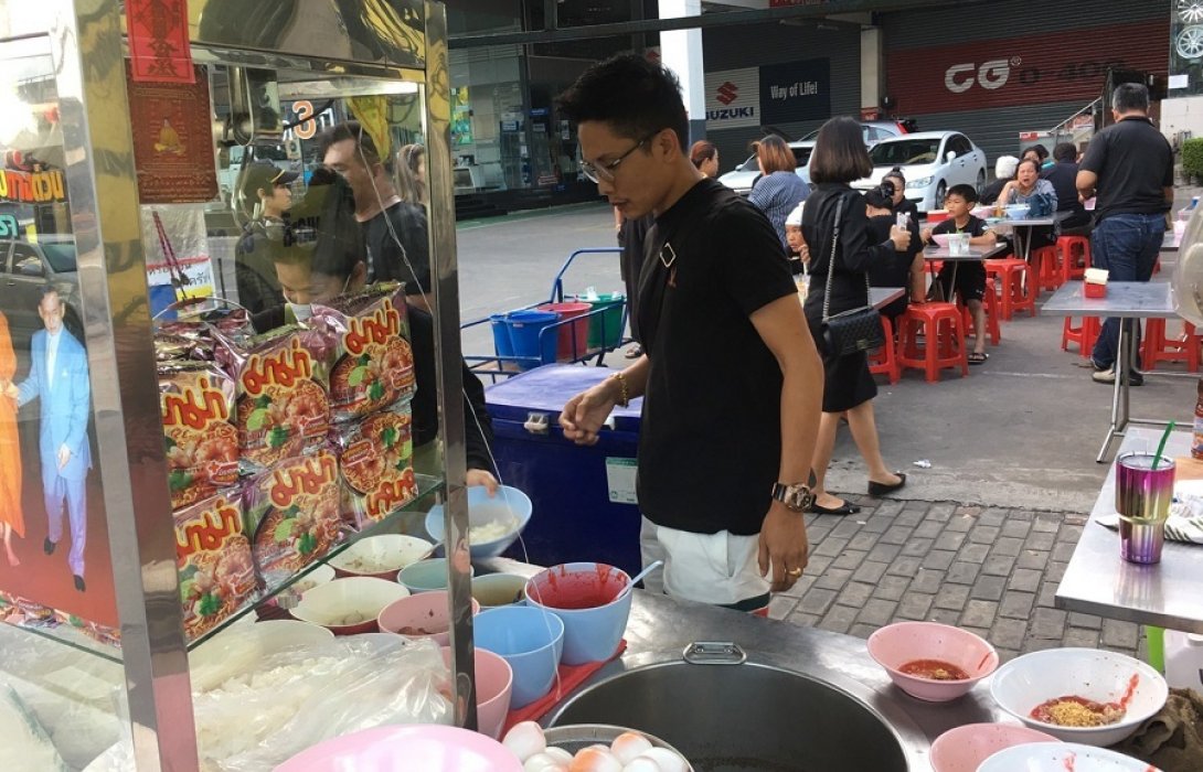 ร้านฝน-โจ้ ก๋วยเตี๋ยวต้มยำ&เย็นตาโฟ ยกล้อ เปิดให้ลูกค้ารับประทานฟรี 1 วัน เพื่อถวายเป็นพระราชกุศล