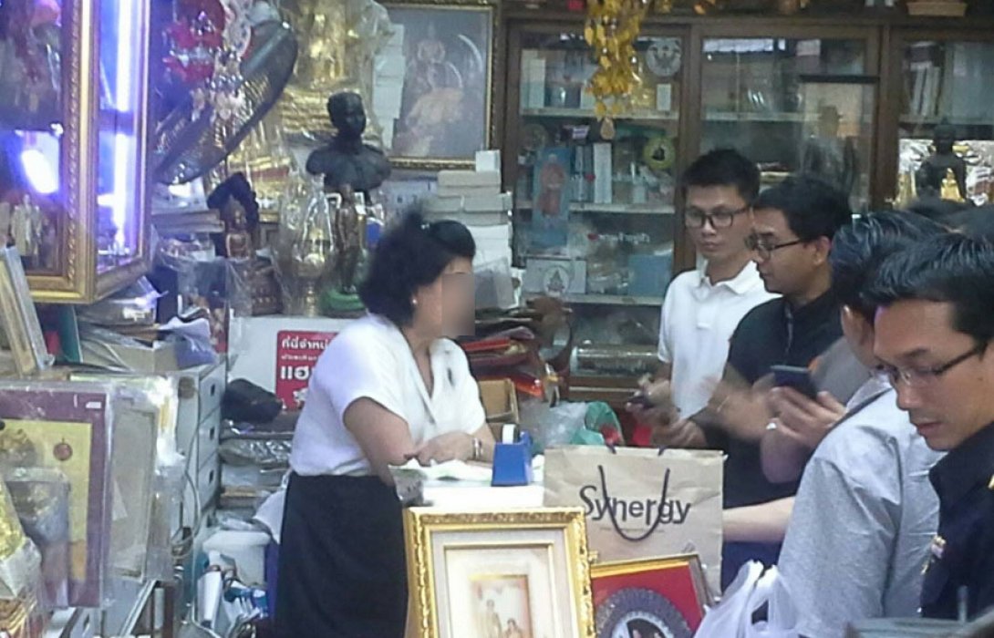 กองปราบปราม รวบแม่ค้า ขายเข็มที่ระลึกพระราชพิธีฯ ปลอม