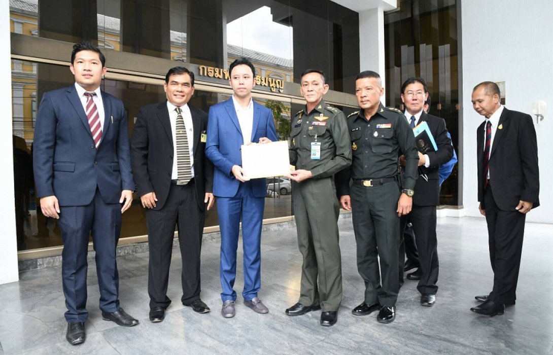 นักธุรกิจ ยื่นหนังสืออัยการศาลทหาร เร่งรัดสั่งคดีแอบอ้างเบื้องสูงหลอกขายตลาดยอดพิมาน สูญเงินแล้วกว่า 15 ล้านบาท