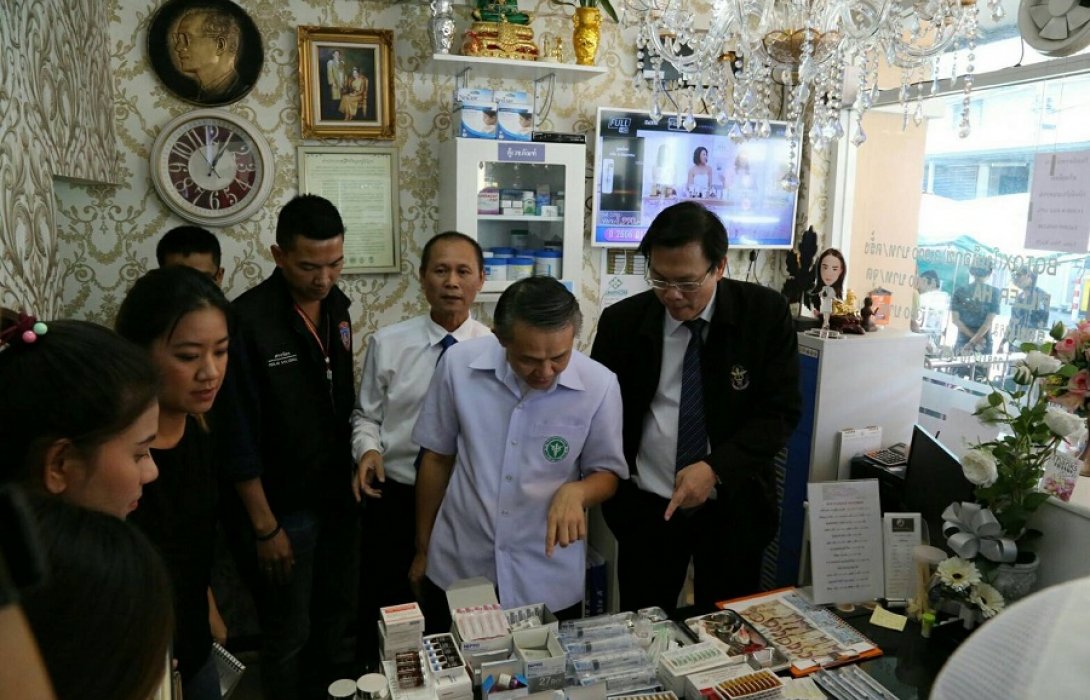 กรม สบส.ร่วมตำรวจ บก.ปคบ.และสสจ.นนทบุรี จับคลินิกเสริมความงาม ย่านรัตนาธิเบศร์ พบหมอ และยาไม่ได้ขึ้นทะเบียน ผิดเต็มๆ 4 กระทง!!
