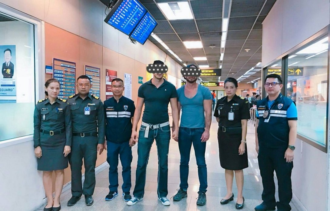 ตม.รวบแล้ว 2 ฝรั่ง โชว์ก้นกลางวัดอรุณฯ คาสนามบิน