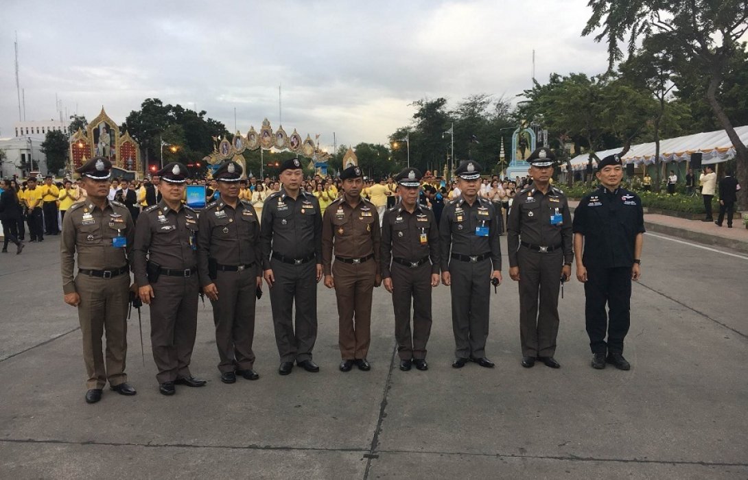 ตรวจดูแลความเรียบร้อย พร้อมทำบุญตักบาตรถวายพระราชกุศลฯ