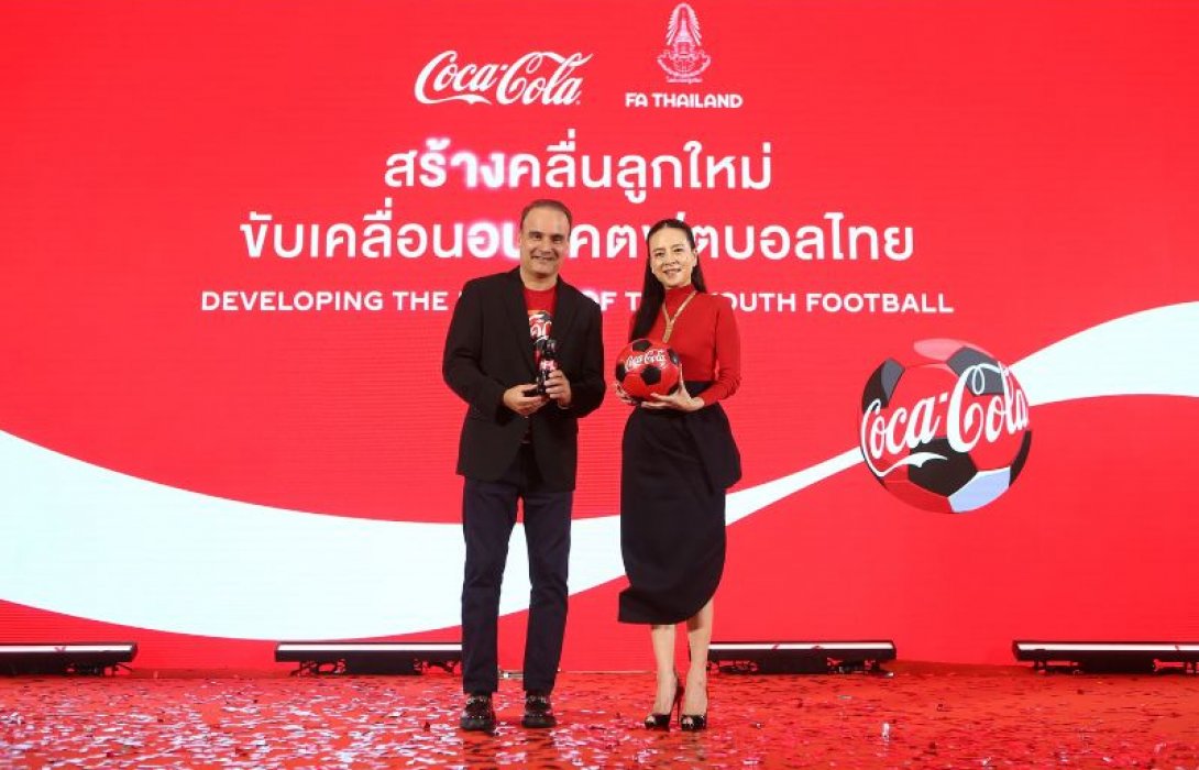 “โคคา-โคล่า” จับมือ “สมาคมกีฬาฟุตบอลแห่งประเทศไทย ในพระบรมราชูปถัมภ์”  นำ “โค้ก® คัพ” คืนสนามสู่ลีกเยาวชน U-17 มุ่งสร้างแรงบันดาลใจเพื่อพัฒนานักฟุตบอลเยาวชนดาวรุ่งไทย    กรุงเทพฯ 30 กันยายน 2568 –โคคา-โคล่า ประเทศไทย ประกาศความร่วมมือครั้งสำคัญกับสมาคมกีฬ