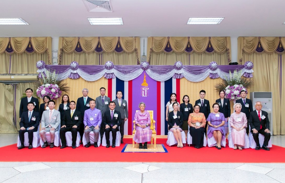 สมเด็จพระกนิษฐาธิราชเจ้า กรมสมเด็จพระเทพรัตนราชสุดาฯ สยามบรมราชกุมารี ให้ บริษัทบริหารสินทรัพย์ กรุงเทพพาณิชย์ จำกัด (มหาชน) เข้ารับพระราชทานของที่ระลึกผู้บริจาคเงินกองทุนห้องผ่าตัดศิริราช