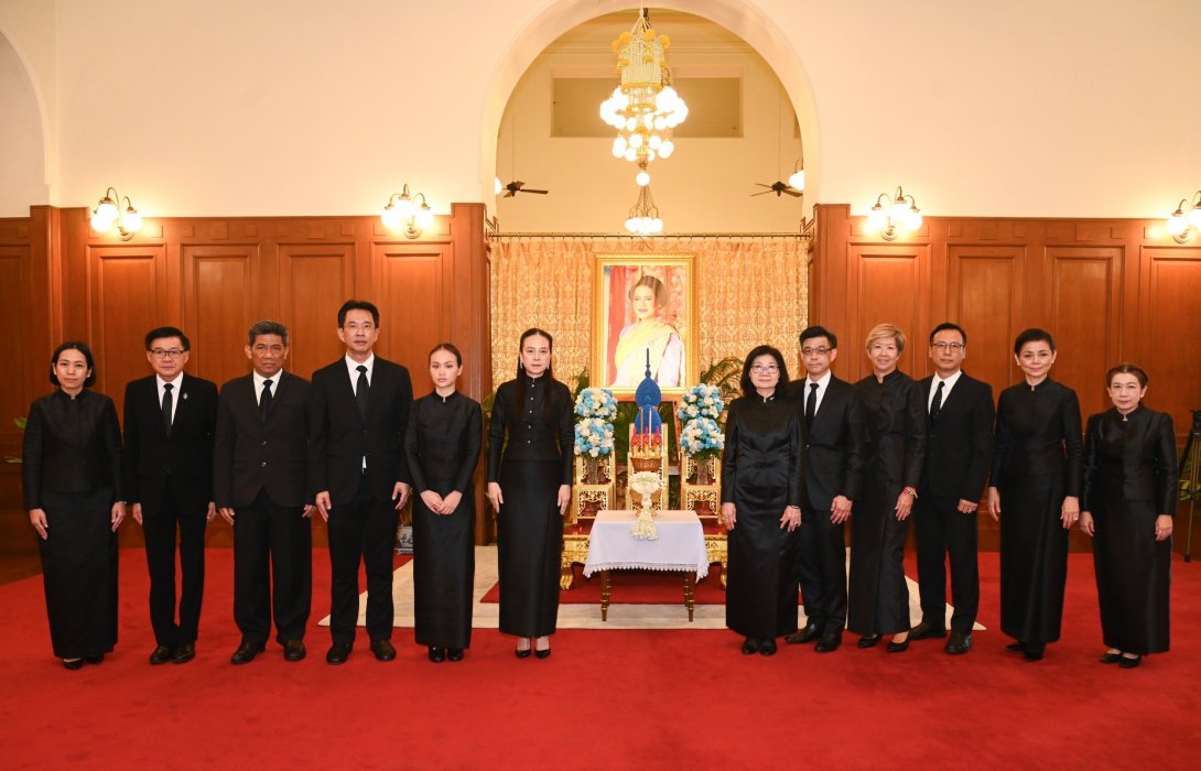 เมืองไทยประกันภัย เข้าถวายสักการะพระบรมศพและลงนามถวายความอาลัยเบื้องหน้าพระฉายาลักษณ์ สมเด็จพระนางเจ้าสิริกิติ์ พระบรมราชินีนาถ พระบรมราชชนนีพันปีหลวง