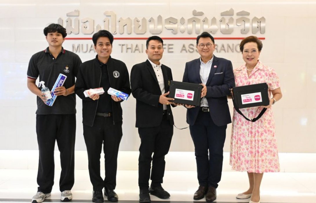 เมืองไทยประกันชีวิตและมูลนิธิเมืองไทยยิ้ม มอบกระเป๋าเวชภัณฑ์พร้อมอุปกรณ์ปฐมพยาบาลเบื้องต้นเพื่อบริการผู้มาใช้ลานกีฬาในชุมชนเขตห้วยขวาง