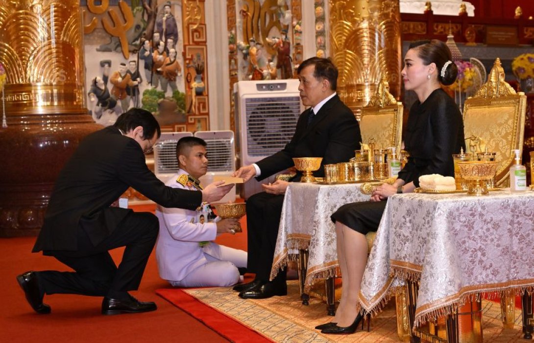ผู้แทนไทยประกันชีวิตเฝ้าฯ รับเสด็จพระบาทสมเด็จพระเจ้าอยู่หัว และสมเด็จพระนางเจ้าฯ พระบรมราชินีในพิธีเปิดศาลเจ้าไต้ฮงกงหยกขาว เฉลิมพระเกียรติ 72 พรรษา