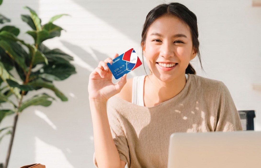 บัตรกดเงินสด VS บัตรเครดิต ต่างกันอย่างไร? เลือกอย่างไรให้ตอบโจทย์สภาพคล่องทางการเงิน