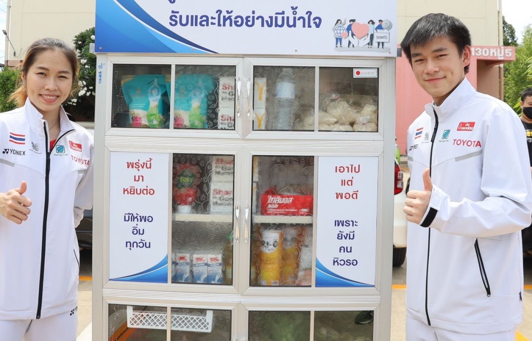“น้องเมย์”รัชนก อินทนนท์ กับ “น้องวิว” กุลวุฒิ วิทิตศานต์ ร่วมเปิดตู้ปันสุข“สี่มุมเมืองรับและให้อย่างมีน้ำใจ”