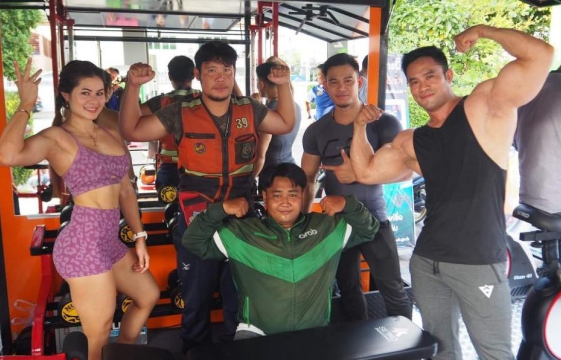 เพาะกายฟิตหุ่นเฟิร์มที่รถโมบายฟิตเนสในปั๊มบางจาก 