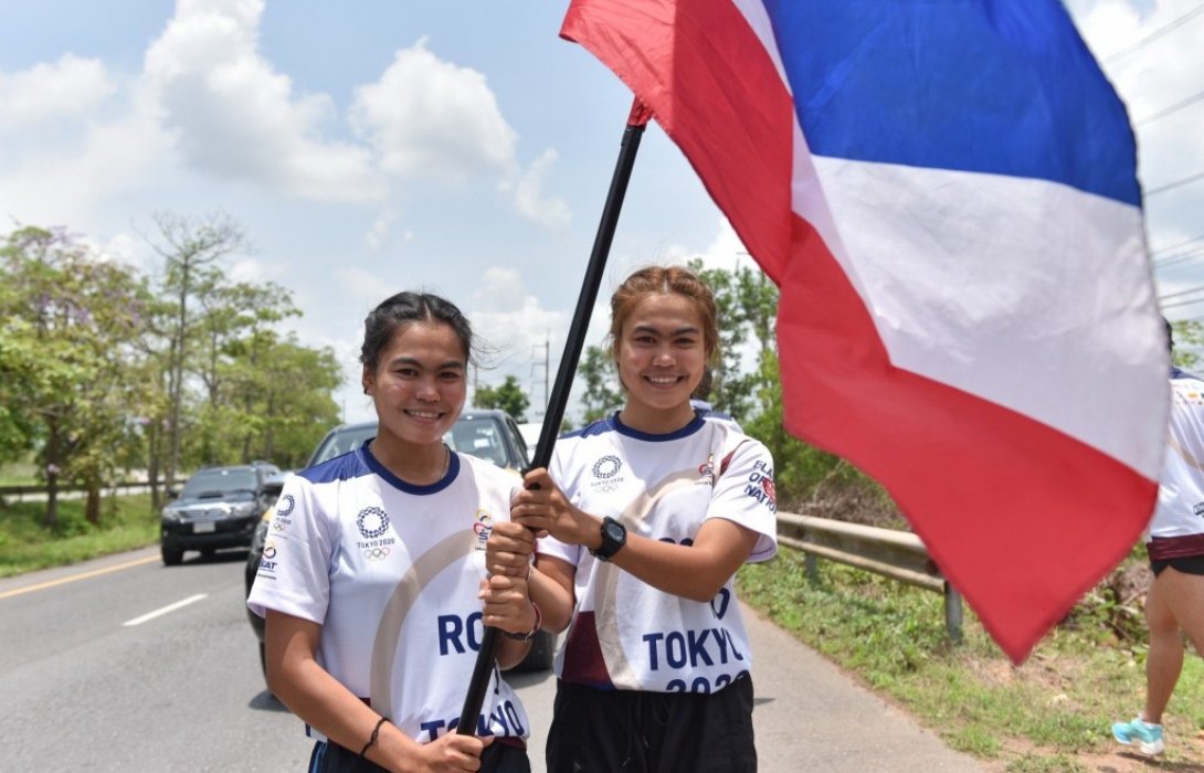คู่แฝดสาวสุราษฎร์วัย 19 ร่วมวิ่งธงชาติไทย ส่งกำลังใจให้ทัพนักกีฬาไทยสู้ศึกโอลิมปิก