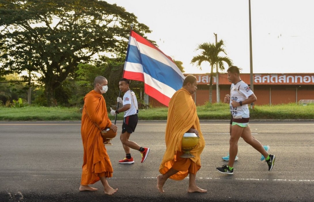 วิ่งผลัดธงชาติไทยที่ชุมพรสุดคึกคัก! นักวิ่ง 65 ชีวิตสวมถุงมือยาง เว้นระระห่าง 