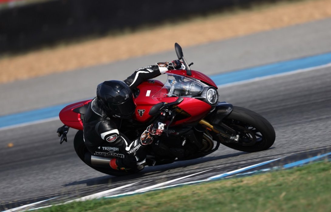 แรงถึงใจ! ไทรอัมพ์จัดกิจกรรมโชว์พลังเครื่องยนต์ สปีด ทริปเปิล 1200 อาร์อาร์