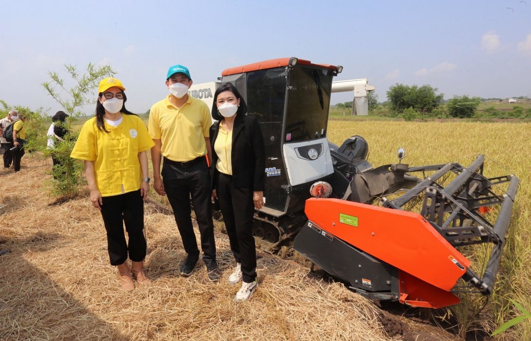 สยามคูโบต้า ร่วมเกี่ยวข้าวในกิจกรรมสืบสานพระราชปณิธาณบนพื้นที่แปลงโฉนดที่ดินฉบับแรกของไทย
