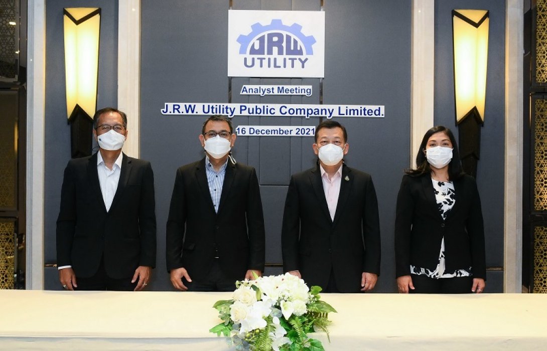 JR นำเสนอข้อมูลในงาน Analyst Meeting 