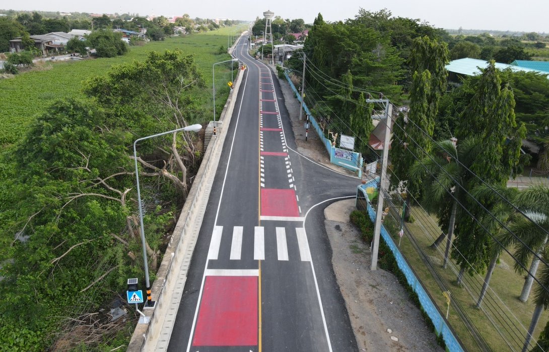 กรมทางหลวงชนบท ฟื้นฟูถนนจากเหตุภัยพิบัติ สาย อย.6057 อำเภอลาดบัวหลวง และบางไทร จังหวัดพระนครศรีอยุธยา เสร็จสมบูรณ์ 