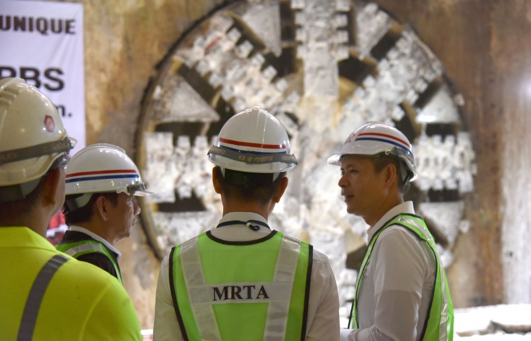 ประธานบอร์ด รฟม. ลงพื้นที่ติดตามการก่อสร้างโครงการรถไฟฟ้าสายสีม่วงใต้ หลัง “หัวเจาะปสุตา” ทะลุสถานีสะพานพุทธฯ พร้อมเผยภาพรวมคืบหน้าแล้วกว่า 65.06% 