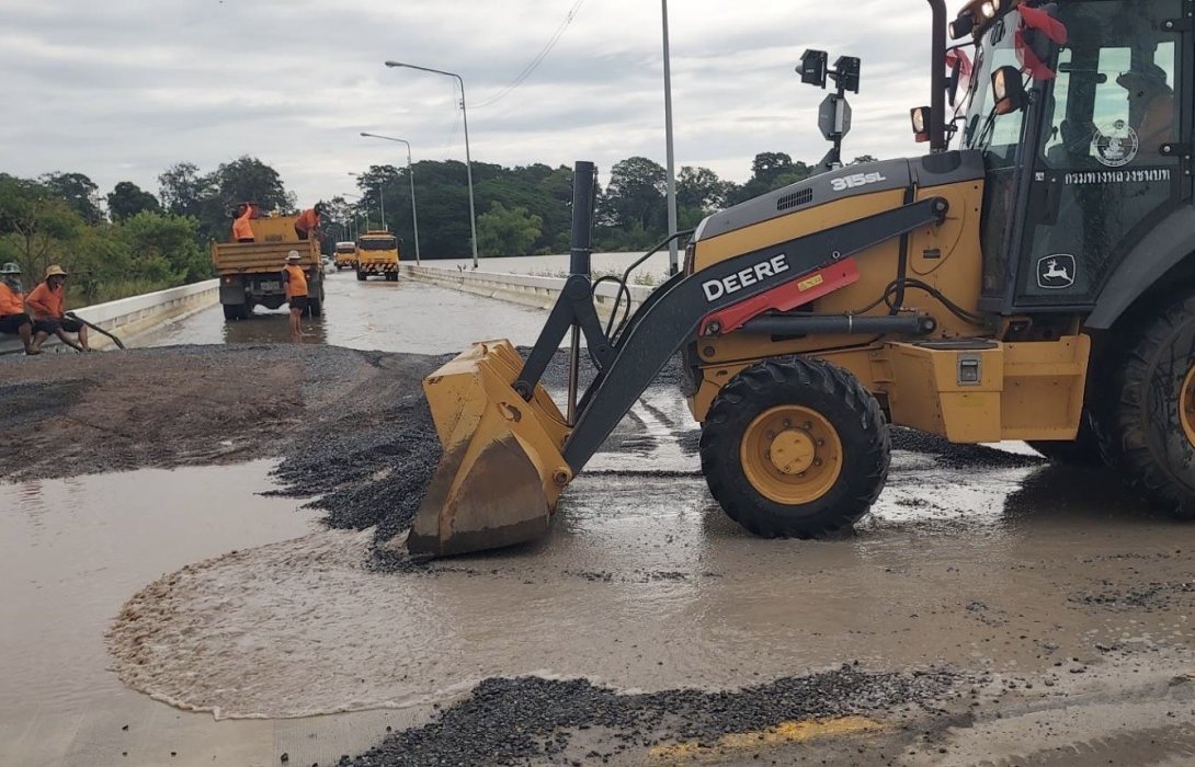 ทช.ระดมเจ้าหน้าที่ - เครื่องจักร จัดการเส้นทางที่ได้รับผลกระทบจากอุทกภัย