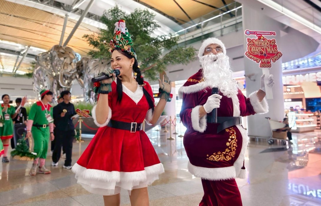 ท่าอากาศยานสุวรรณภูมิ จัดกิจกรรมเชิญชวนผู้โดยสารร่วมสนุกเล่นเกมพร้อมจัดขบวนซานตาคลอสและเอลฟ์ ร่วมแจกของขวัญแก่ผู้โดยสาร เพื่อต้อนรับเทศกาลคริสต์มาสและปีใหม่