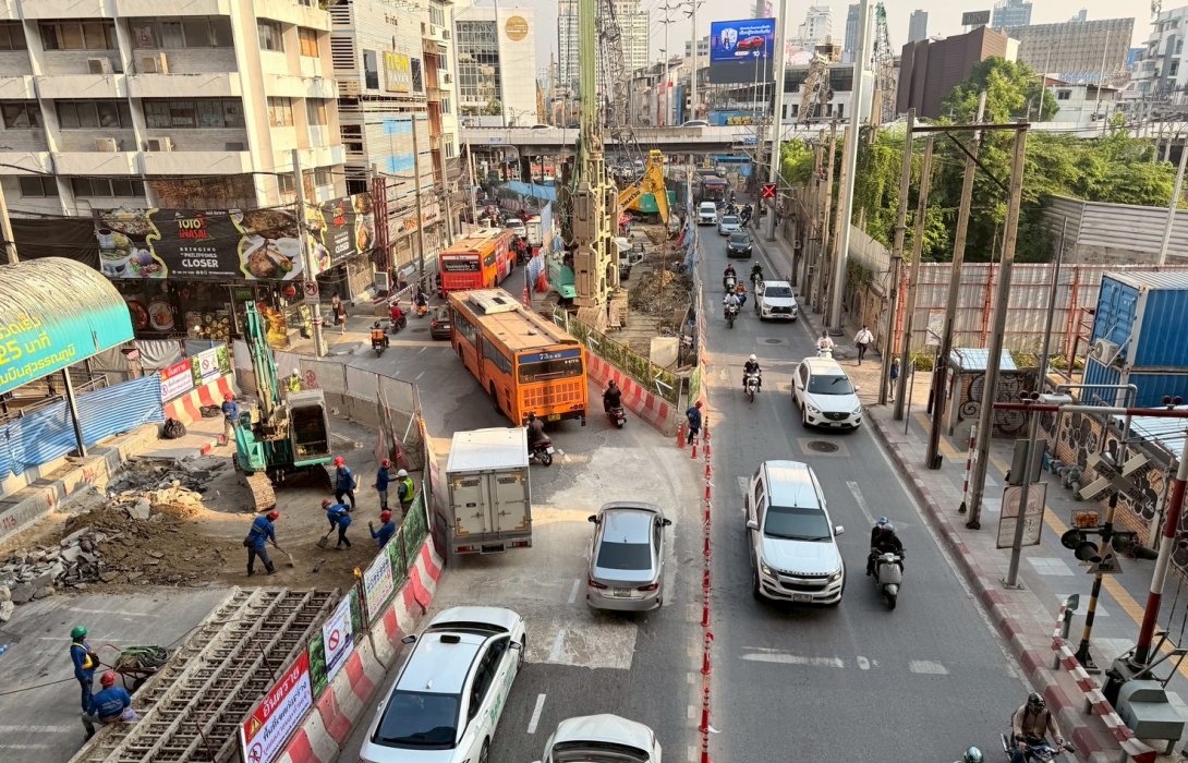 28 กุมภาพันธ์นี้ เบี่ยงช่องทางจราจรบนถนนราชปรารถ ฝั่งมุ่งหน้าแยกประตูน้ำ เหลือ 1 ช่องจราจร เพื่อก่อสร้างโครงการรถไฟฟ้าสายสีส้มฯ แนะประชาชนใช้เส้นทางเลี่ยง 