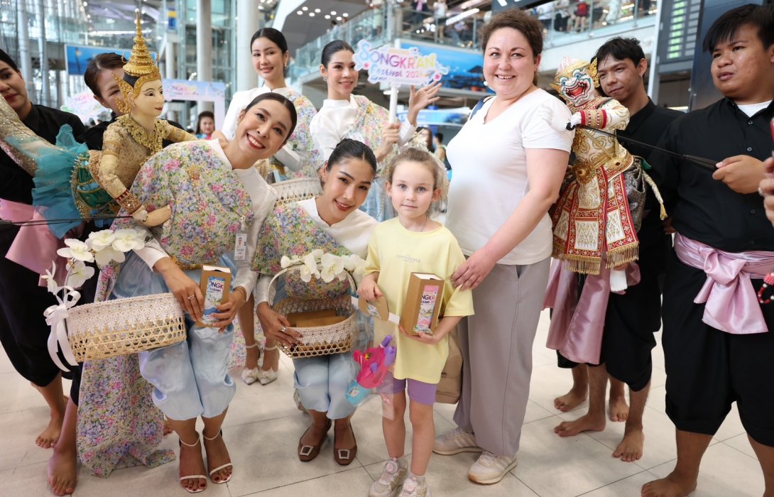 ท่าอากาศยานสุวรรณภูมิสร้างรอยยิ้มตั้งแต่ก้าวแรก สาดความสุขรับสงกรานต์ แจกของที่ระลึกเซอร์ไพรส์นักท่องเที่ยว 