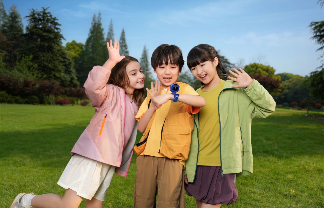 เตรียมพบกับ HUAWEI WATCH KIDS X1 Series สมาร์ทวอทช์เด็กสุดล้ำ ปลดล็อกจินตนาการไร้ขีดจำกัด พร้อมระบบระบุตำแหน่งสุดแม่นยำ เพิ่มความอุ่นใจให้พ่อแม่ในทุกก้าวของลูก