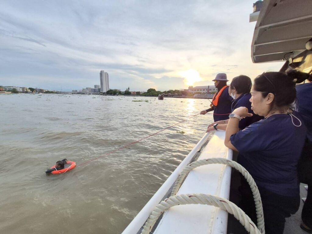 นาทีชีวิตกลางเจ้าพระยา! พนักงานเรือโดยสารไฟฟ้าช่วยชายโดดสะพานพระราม 8 รอดหวุดหวิด