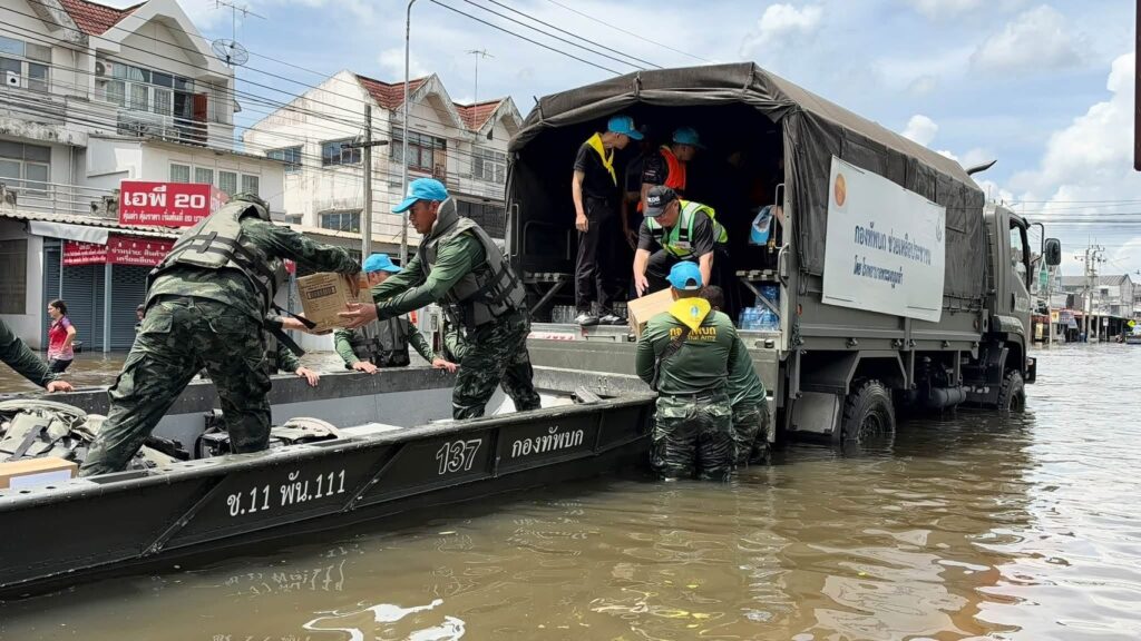 ทหารมาแล้ว !! กองทัพบกระดมกำลัง–ยุทโธปกรณ์ ลงพื้นที่ช่วยประชาชนฝ่าวิกฤตน้ำท่วมกรุงเทพฯ